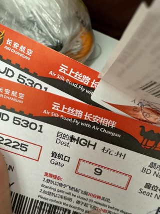 女子携20寸行李箱登机被指超标，首都航空：服务政策不违规