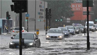 英国遭遇极端天气 洪水造成交通中断