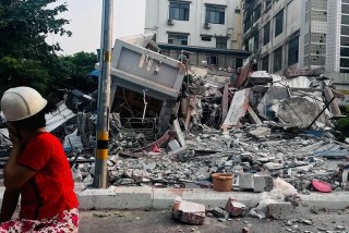 “相当于约一千颗原子弹”！强震后的缅甸曼德勒40℃高温，中国翡翠商人挤在后备厢紧急逃难