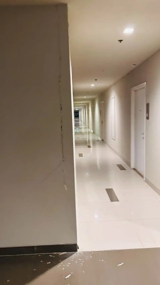 “相当于约一千颗原子弹”！强震后的缅甸曼德勒40℃高温，中国翡翠商人挤在后备厢紧急逃难