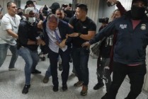 纽约市长候选人遭移民局戴上手铐并拘留