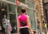 Lululemon因削减全年盈利指引并提及“动态宏观环境”股价暴跌23%