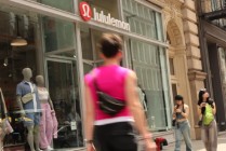 Lululemon因削减全年盈利指引并提及“动态宏观环境”股价暴跌23%