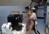 裸男持刀闯入奶茶店，古茗回应：被店员合力制服，无人受伤