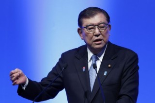 日本首相石破茂支持率大幅下滑 向议员分发购物券事件引发争议