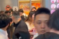 新店被黄牛买光？杭州一泡泡玛特开业2小时就关闭，有人排队4小时，炒家从茅台转到Labubu！公司股价巨震