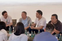 洋河董事长与刘强东沙漠相聚，推出两款京东定制光瓶酒