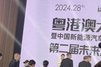 没有雷军参加的车展，余承东“杀疯了”，台下助理直摆手