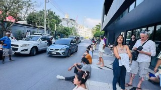 “相当于约一千颗原子弹”！强震后的缅甸曼德勒40℃高温，中国翡翠商人挤在后备厢紧急逃难