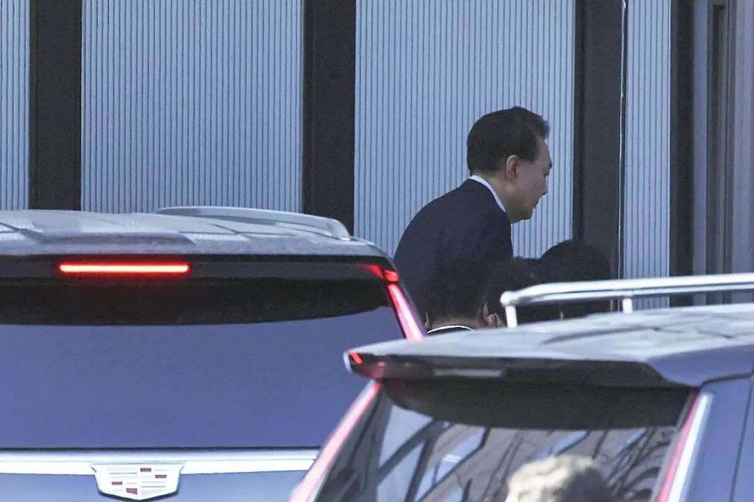 尹锡悦被拘，上百支持者攻入法院打砸破坏、与警察冲突，45人被捕，多名警察伤势严重！韩国代总统：强烈遗憾  第1张