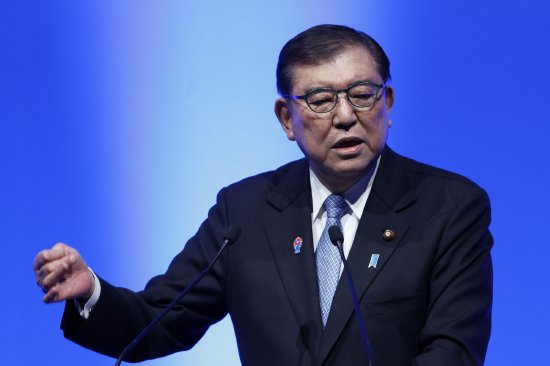 日本首相石破茂支持率大幅下滑 向议员分发购物券事件引发争议  第1张