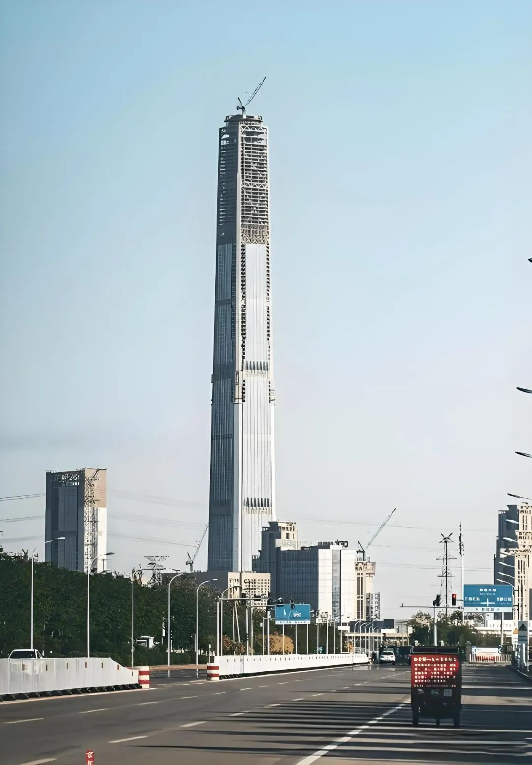 最强接盘—300亿丨信达地产：接盘高银金融117大厦（世界最高烂尾楼）  第3张