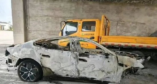 SU7爆燃致3人遇难！小米午后股价跳水  第2张