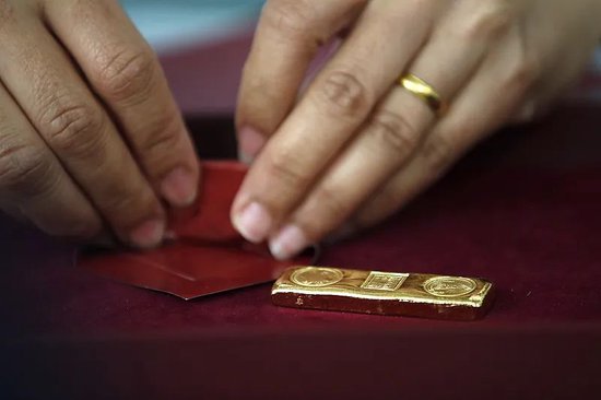 “贷款买金”上演危险游戏，银行提示风险  第1张