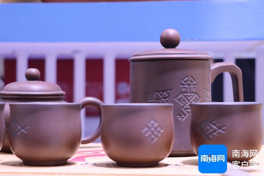 昌江玉、黎陶茶具、黎锦壁挂……昌江好物亮相消博会 赋能商贸文旅融合新机遇  第2张
