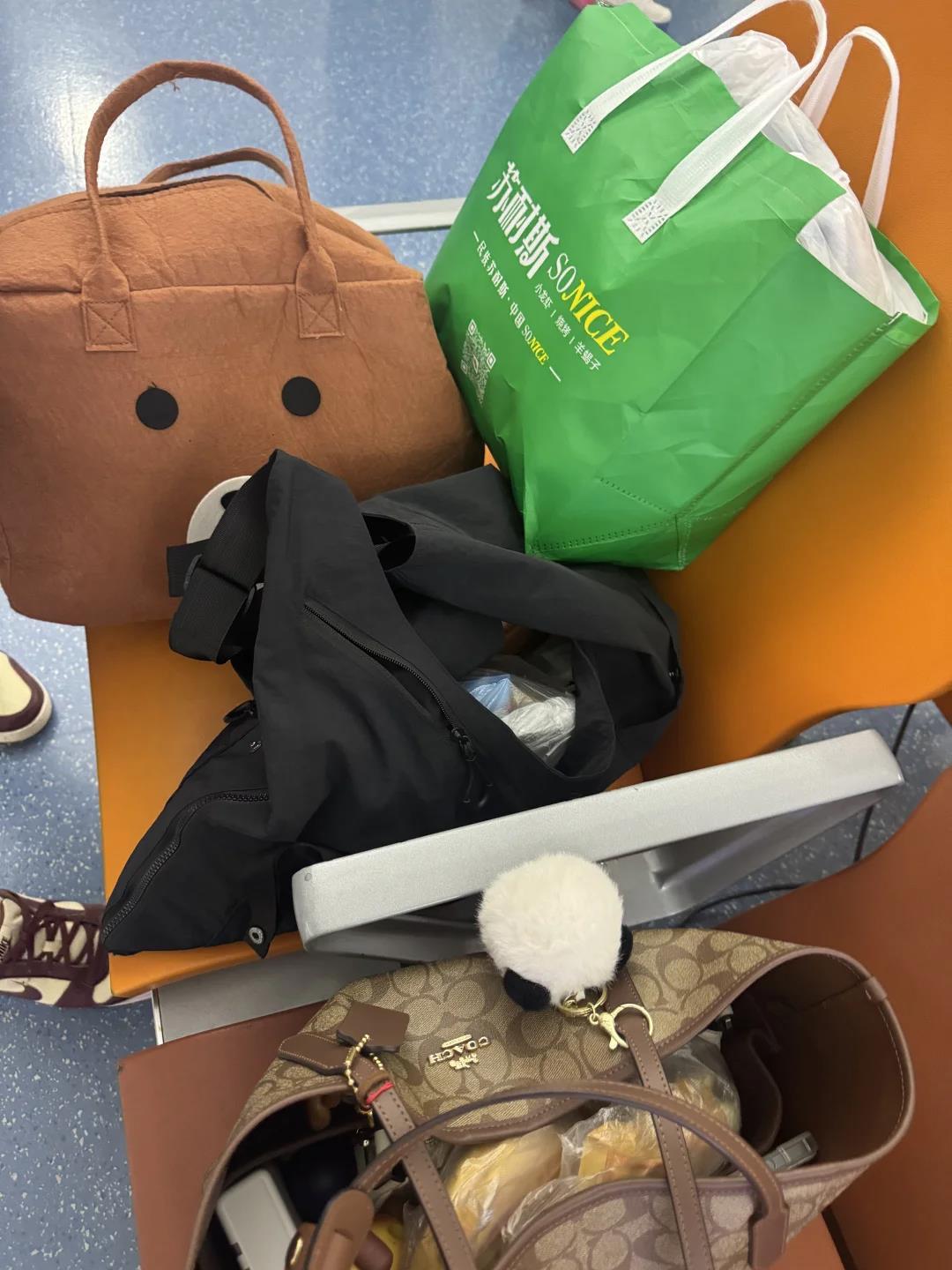 女子携20寸行李箱登机被指超标，首都航空：服务政策不违规  第3张