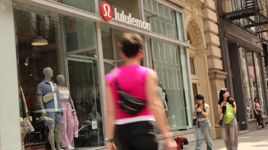 Lululemon因削减全年盈利指引并提及“动态宏观环境”股价暴跌23%  第1张