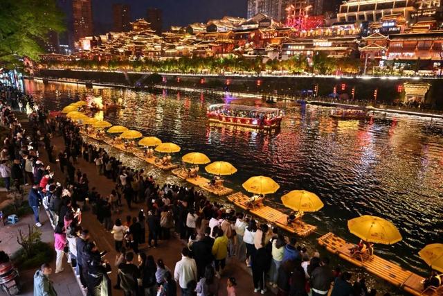 现在开始流行“情绪文旅”？半月谈：满足人们“松口气”的刚需  第1张