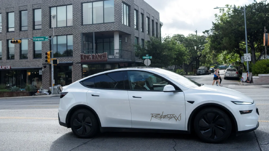 特斯拉Robotaxi在奥斯汀的事故被摄像头捕捉 引发监管机构关注  第1张